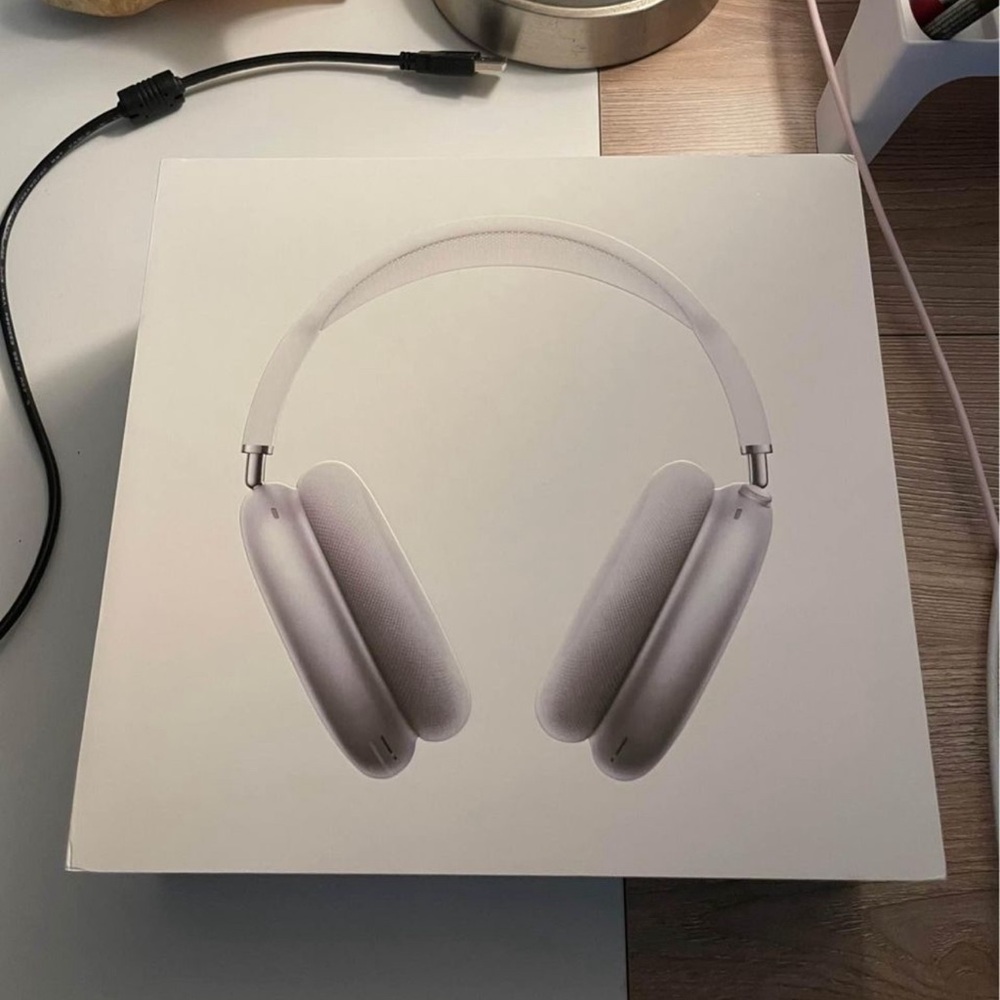 AirPods Max Silver With Smartcase Brand New - Picture 7 of 9